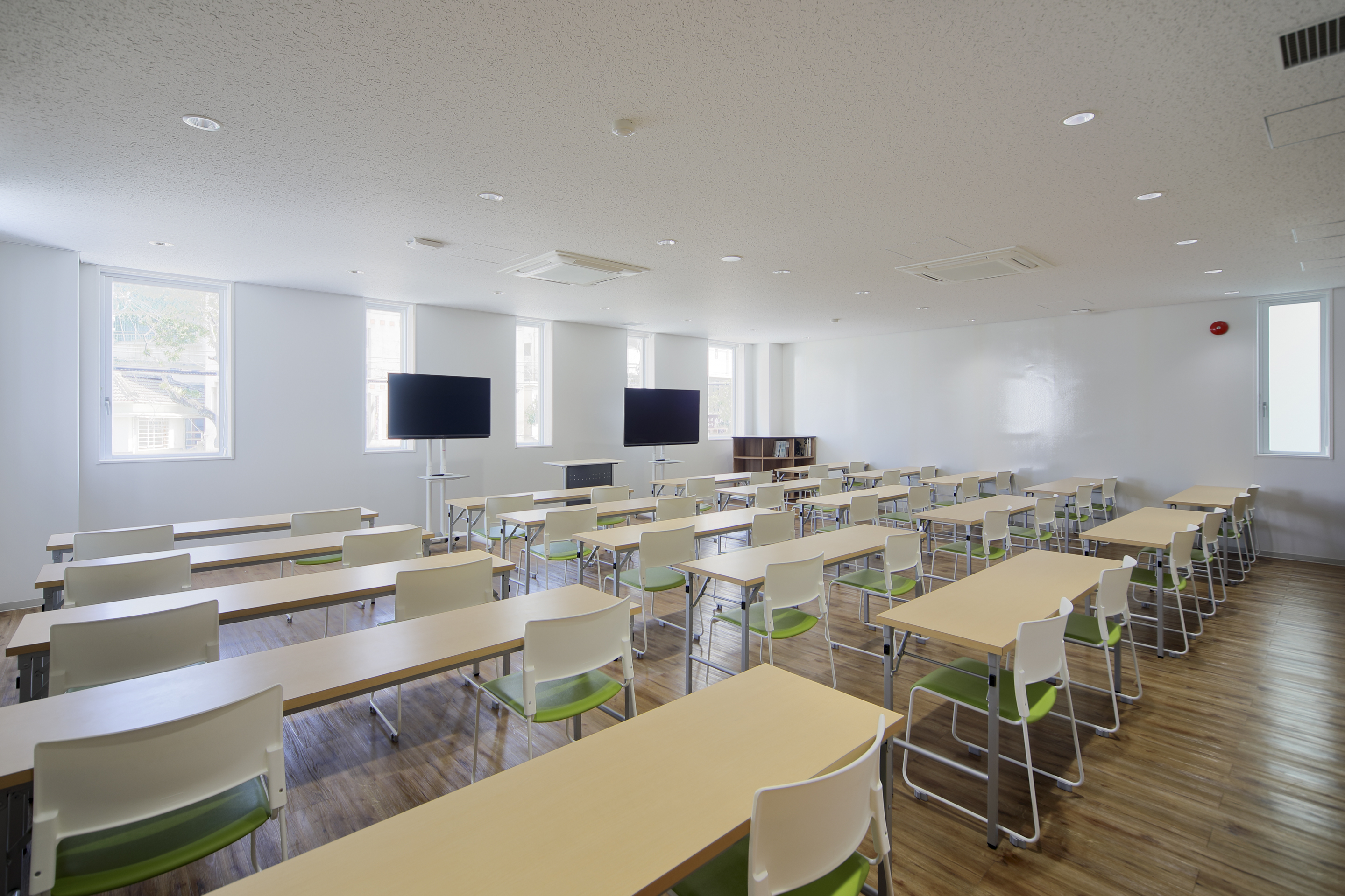明るく開放的な教室