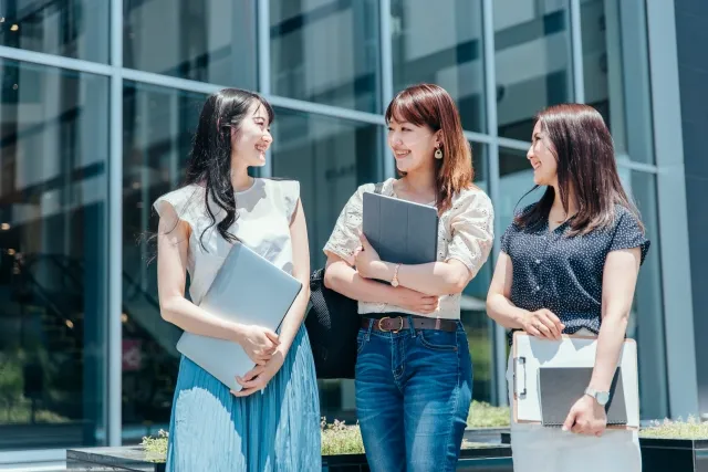 笑顔で話す3人